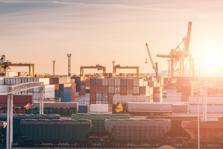 货物进出口 工厂上空的日落见证贸易的繁忙